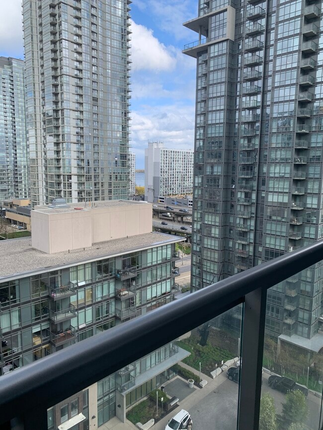 Building Photo - 15 Fort York Blvd