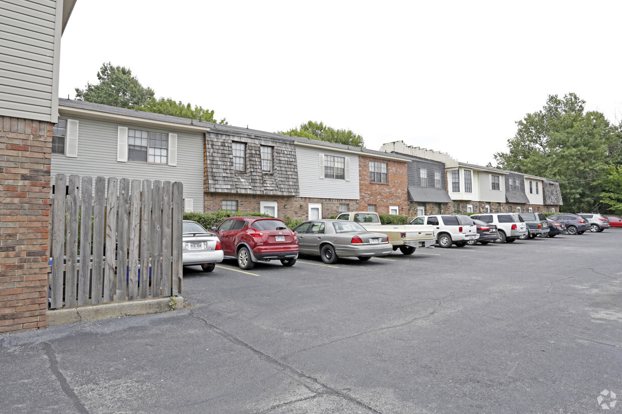 Building Photo - Garland Townhouses