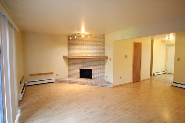 Building Photo - Great 3 Bedroom Condo