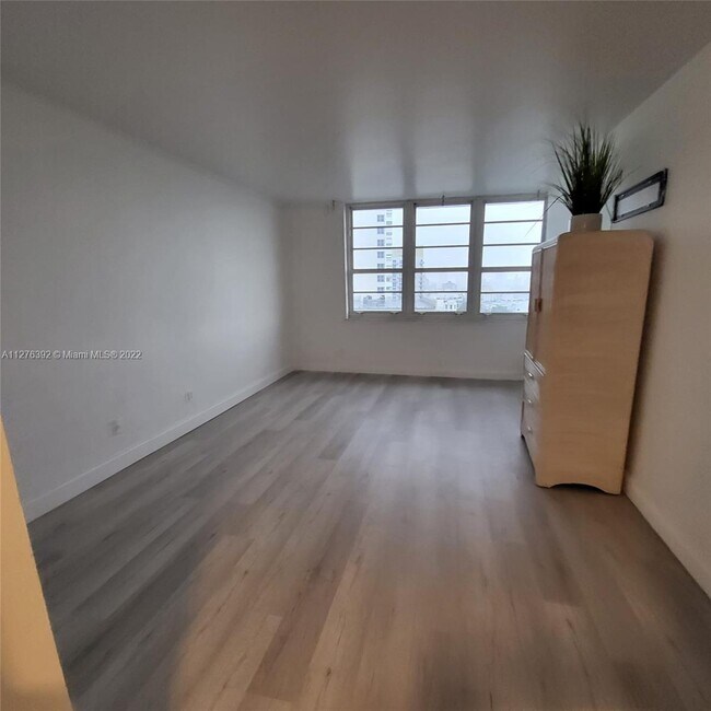 Foto del edificio - 100 Lincoln Rd