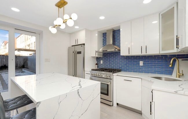 Large kitchen - 214 Patchen Ave