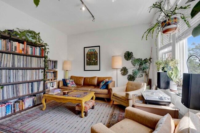 Foto del edificio - 2622 W Fullerton Ave