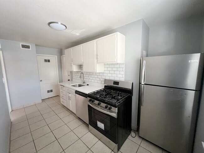 Foto del edificio - SEE IT NOW: Charming Updated Apartment with Private Balcony ~ $500 MOVE-IN SPECIAL!