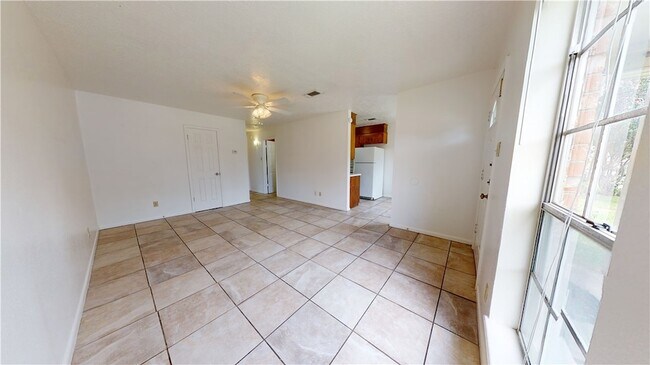 Building Photo - 809 Llano Pl
