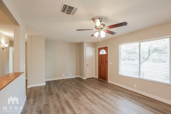 Building Photo - 1116 W Dunbar Dr