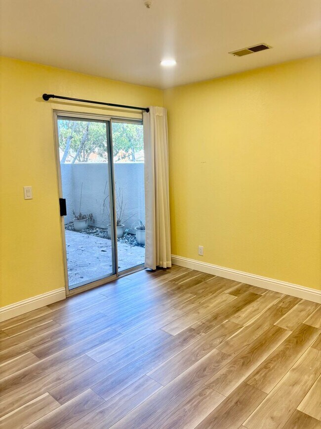 Building Photo - Walnut Creek 2 bed 2 bath gorgeous end unit on the first floor with garage!