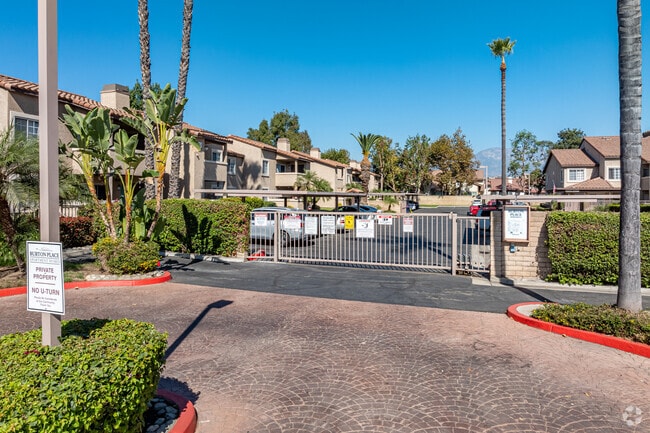 619 E Riverside Dr - Entrance - Burton Place