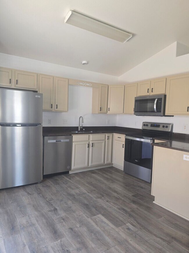 Foto del edificio - Beautiful townhouse with updated bathrooms. Available now!