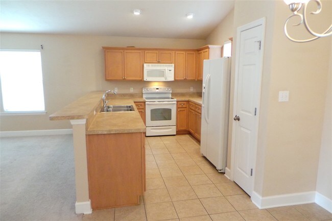 Building Photo - 766 Brooke Manor Dr
