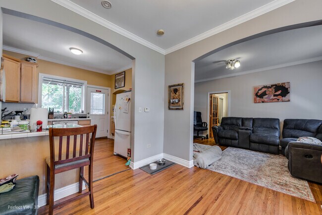 Foto del edificio - 3120 N Oakley Ave