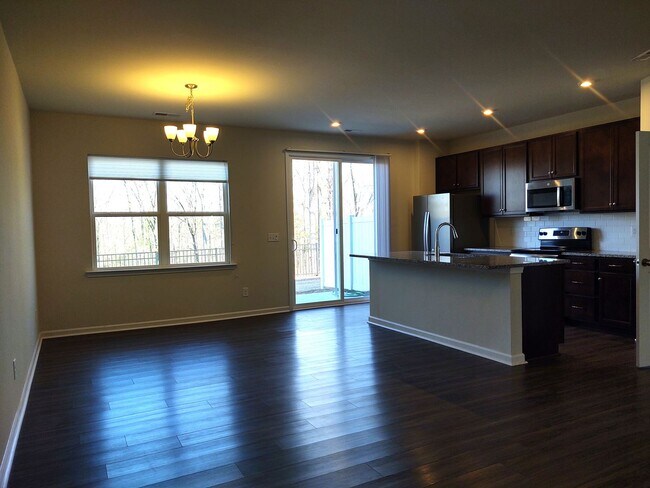 Foto del edificio - Move-in ready Townhome located in the Perg...