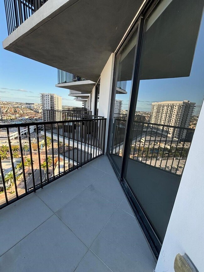 Foto del edificio - 5300 Paseo Blvd