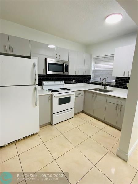 Building Photo - 5500 SW 77th Ct