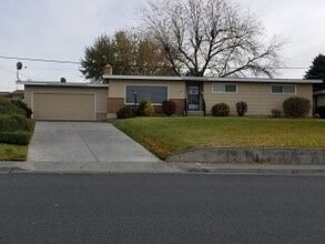 Building Photo - 1111 S Skyline Dr