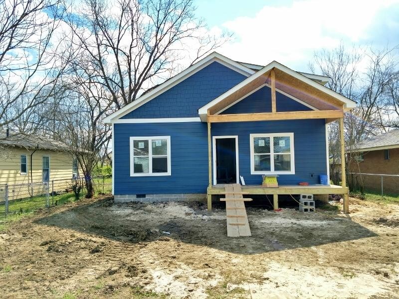 Primary Photo - 2104 Bennett Ave