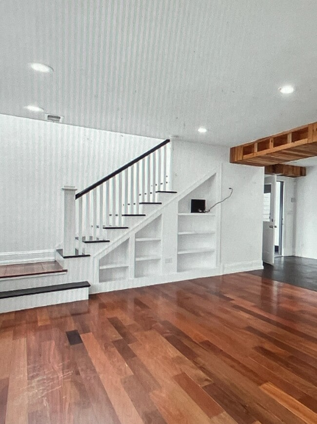 Building Photo - 7807 S Nagle Ave