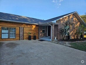 Building Photo - 211 Francis Dr