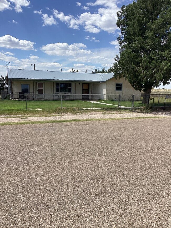 Foto del edificio - Country living close to town in Portales!