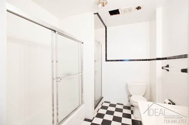 Foto del edificio - 98 W 9th St