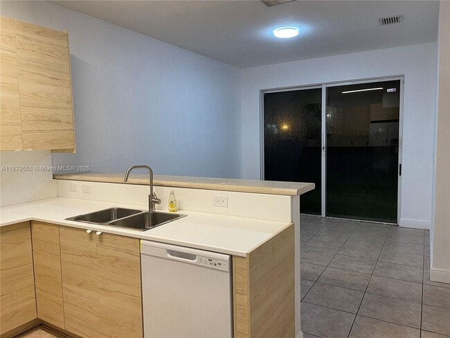 Foto del edificio - 2145 NE 7th St