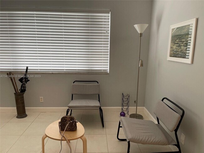 Foto del edificio - 350 S Cypress Rd