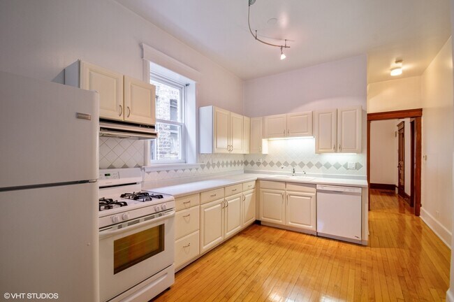 Building Photo - 4009 N Greenview Ave