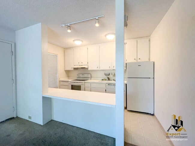 Building Photo - 887 Woodside Ln E