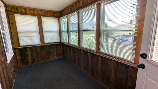 Building Photo - 1138 E Larch Ave