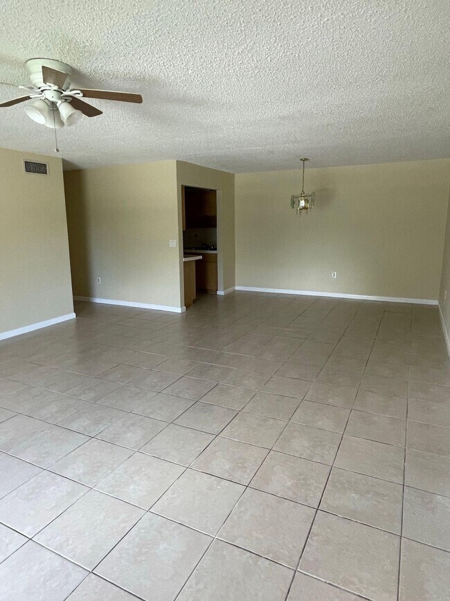 Foto del edificio - 11605 NW 29th Ct