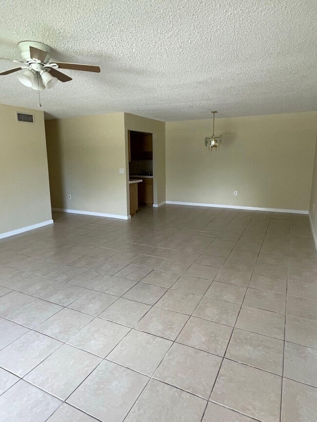 Foto del edificio - 11605 NW 29th St