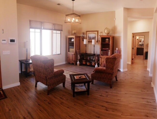 Building Photo - Beautiful 2000 Sq Ft 3 bedroom 2 bath - Cu...