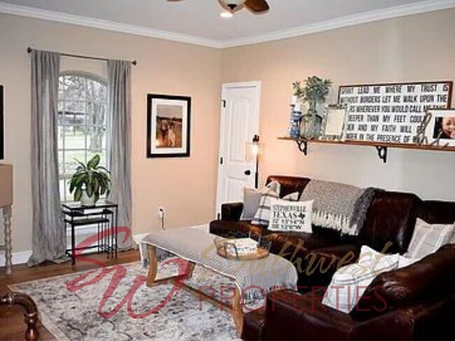 Building Photo - Charming 3-Bedroom Home Near Downtown & Hospital