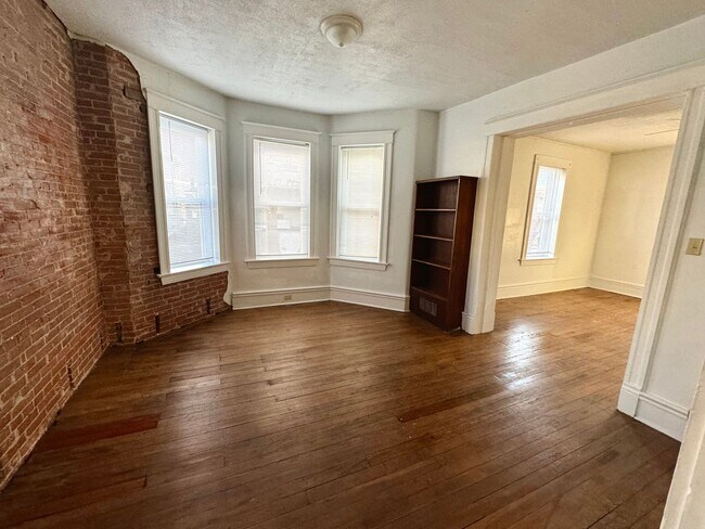 Foto del edificio - 4 Bedroom / 2 Bath House - Near SEMO's Cam...