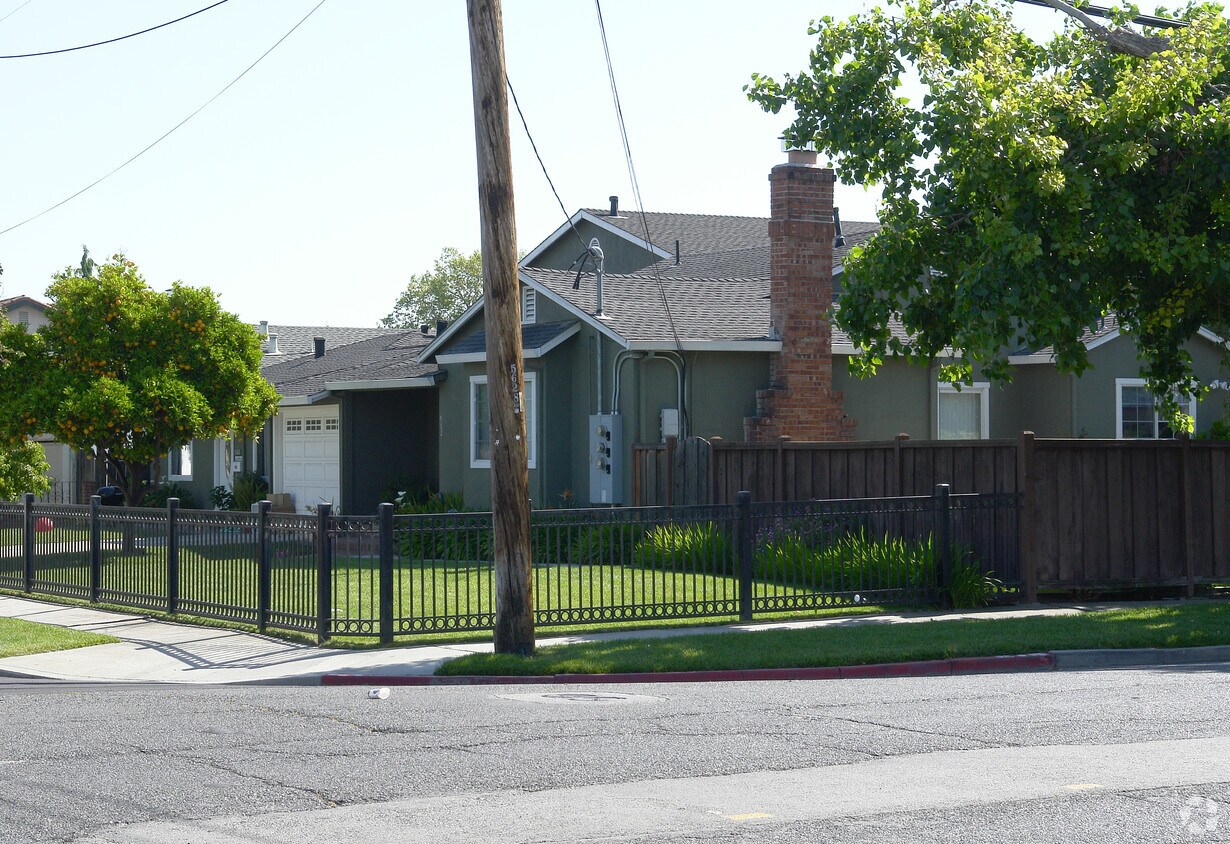 Primary Photo - 902 4th Ave