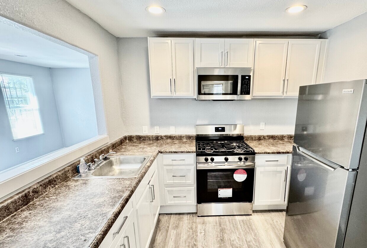 Foto principal - 4225 8th Ave