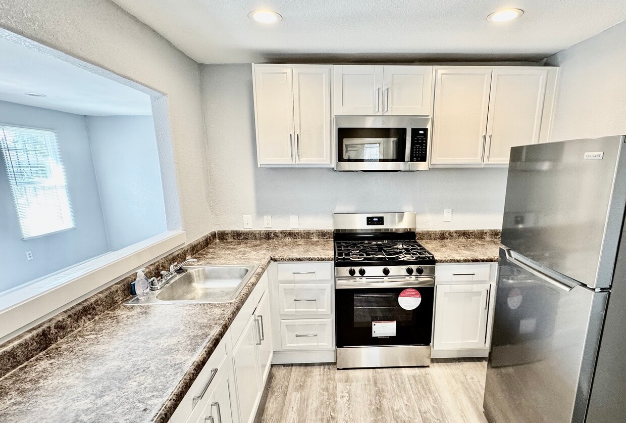 Primary Photo - 4225 8th Ave