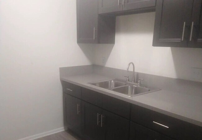 Foto del edificio - 5560 Ackerfield Ave