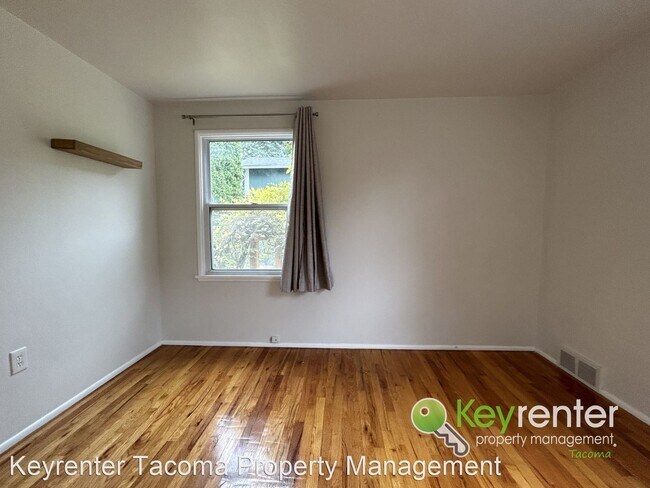 Building Photo - 3 br, 1 bath House - 130 Regents Blvd