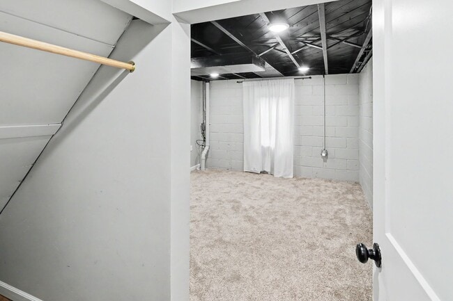 Building Photo - Rent: $1150; 1 bed