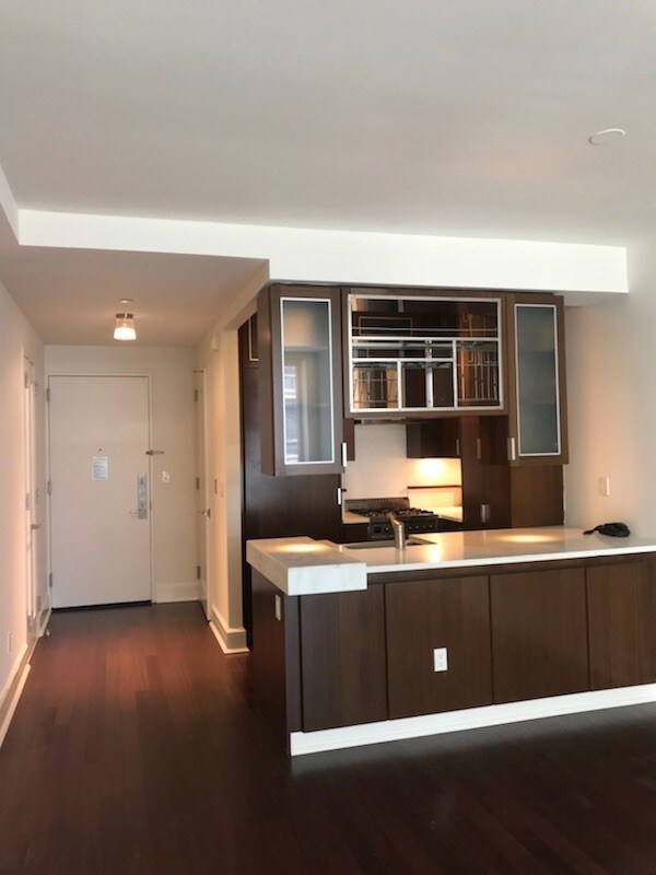 Foto principal - 61 Riverside Dr