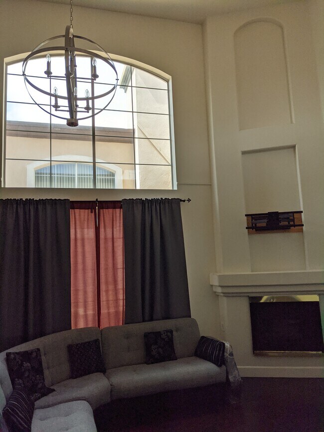 Living Room Fireplace, TV Mount - 7111 La Tijera Blvd