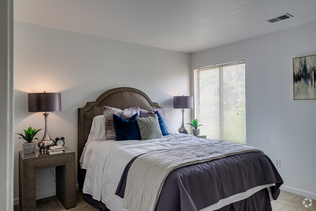 1BR, 1BA - 745SF - Coventry Lower - Bedroom - Laurel Valley