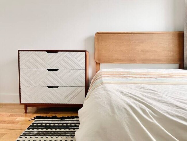 Foto del edificio - Furnished room/NOT APARTMENT