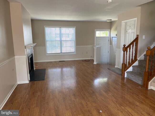 Building Photo - 33 Versailles Ct