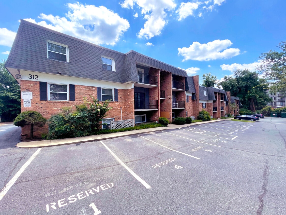 Primary Photo - Cardinal Court