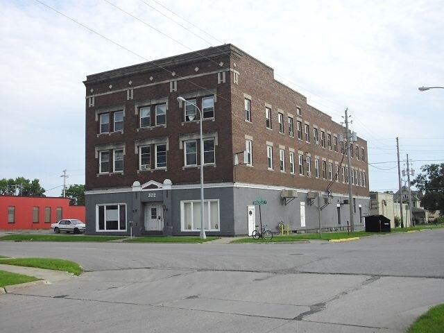 Primary Photo - 300-304 Commercial St