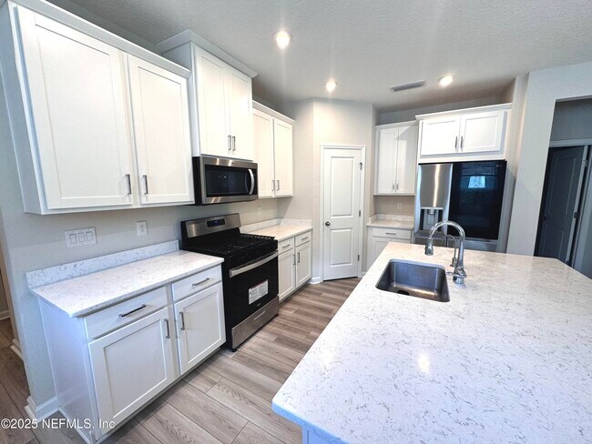 Building Photo - 68 Spruce Hl Pt