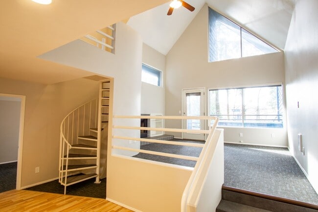 Building Photo - Fantastic Lake Oswego 2Bdr w/Fireplace, Dishwasher & W/D + Balcony