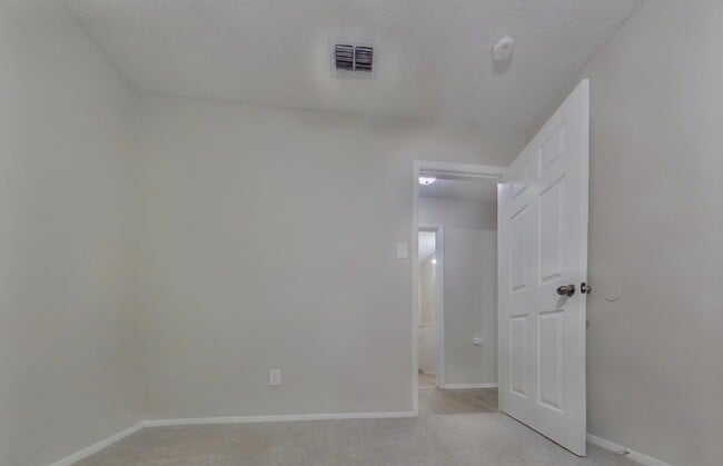 Building Photo - MOVE IN READY