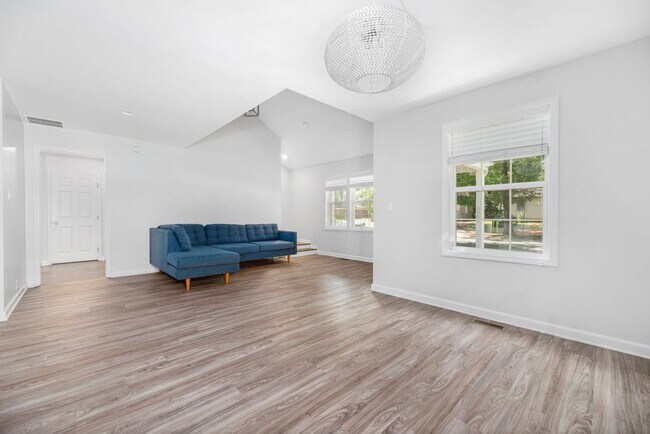 Foto del edificio - (Coming Soon) Renovated Home just minutes from Uptown!